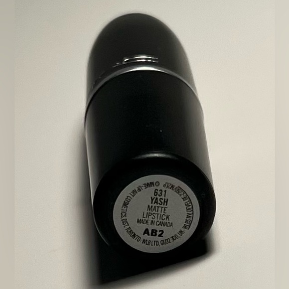 MAC Matte Lipstick Yash - Picture 6 of 7